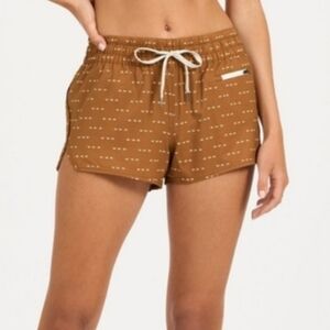 Vuori Clementine Shorts - Women's 2.5" inseam tumeric arrows XS